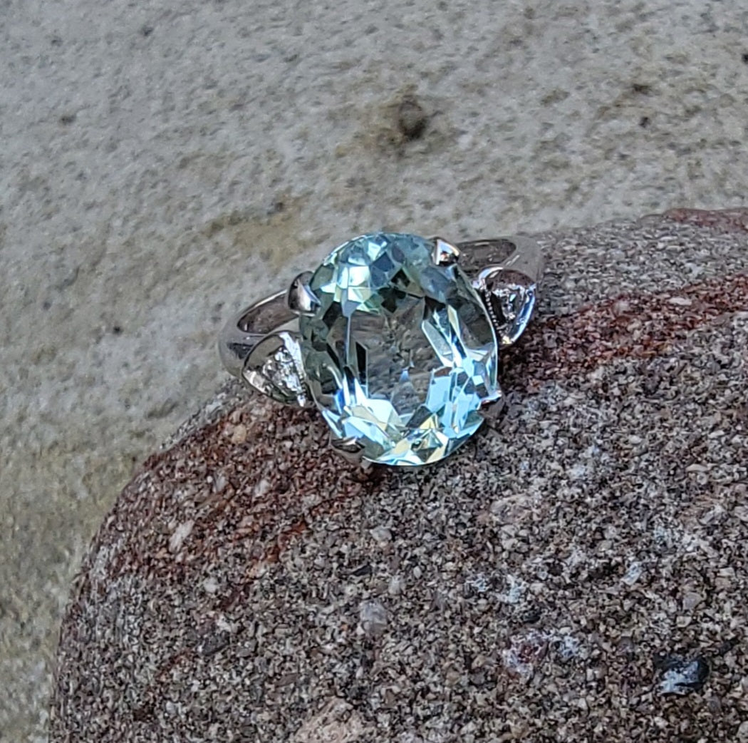 14k white gold oval aquamarine & diamond estate ring