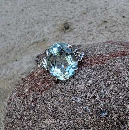 14k white gold oval aquamarine & diamond estate ring
