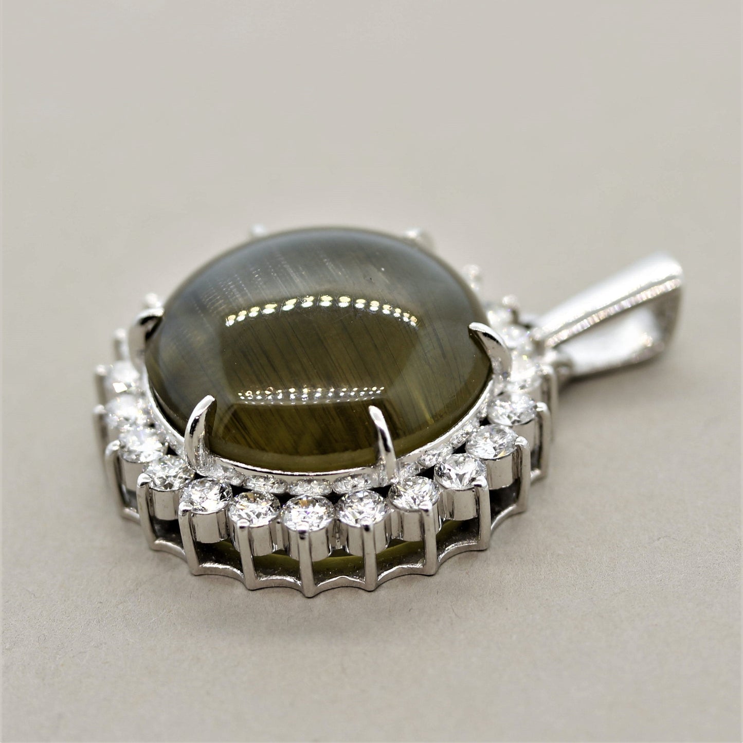 Large Cat¡¯s Eye Quartz Diamond Halo Platinum Pendant